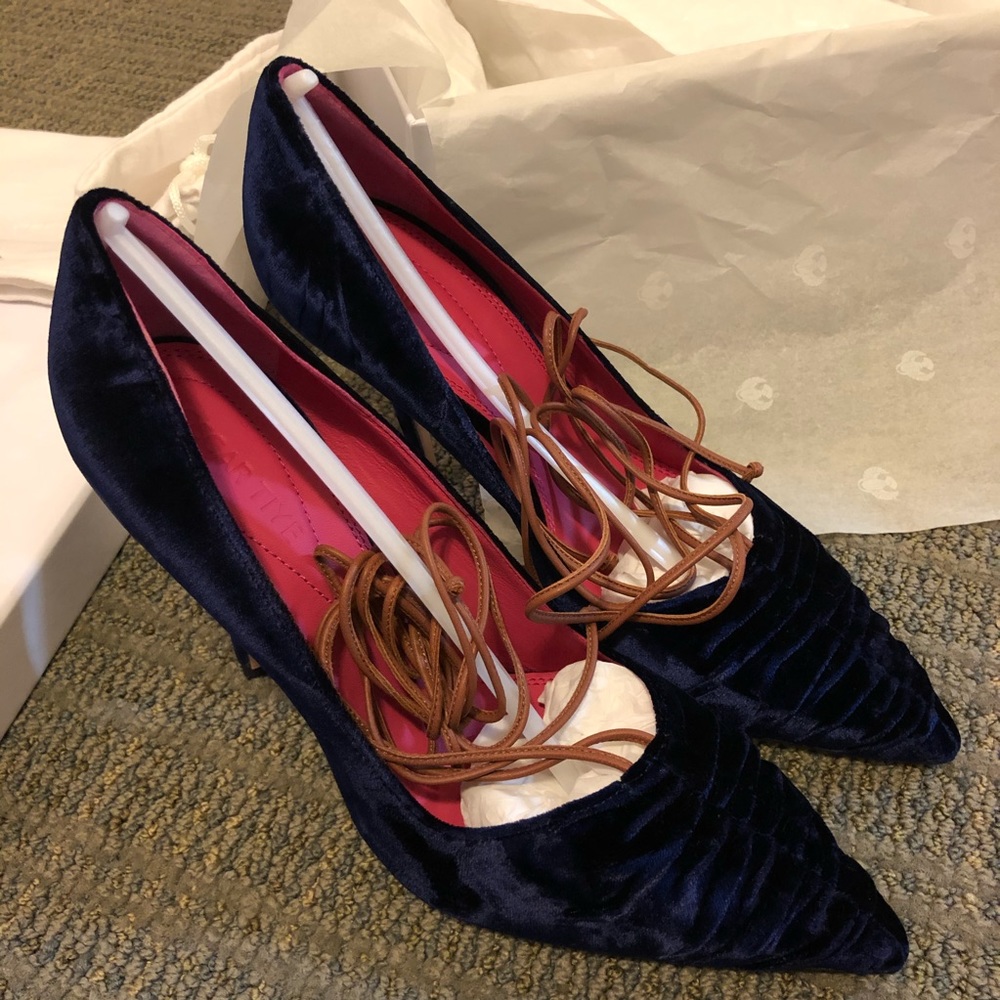 OSCAR TIYE Velvet Lace-Up Pumps